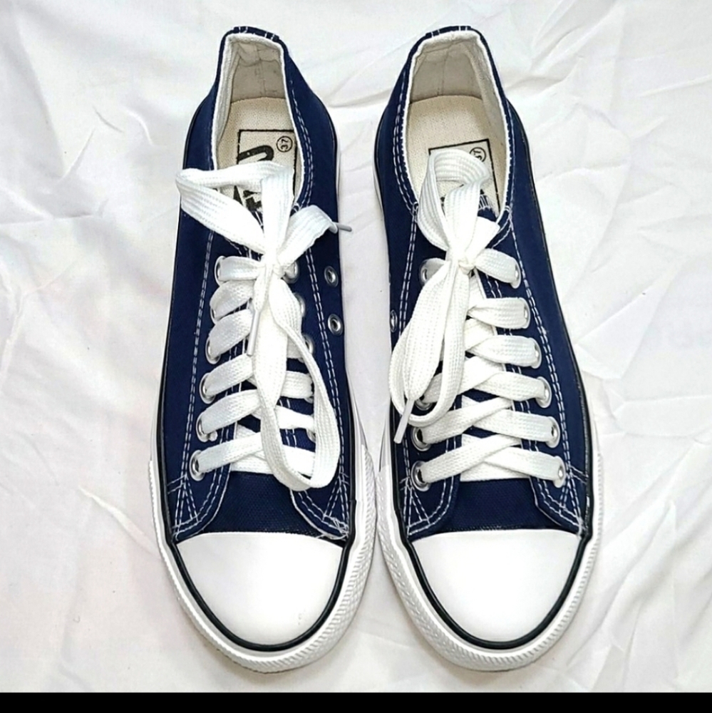 Bundle of 2 pairs Mutuoni sneakers pictured